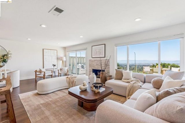 25 Graeagle, Oakland, CA 94605