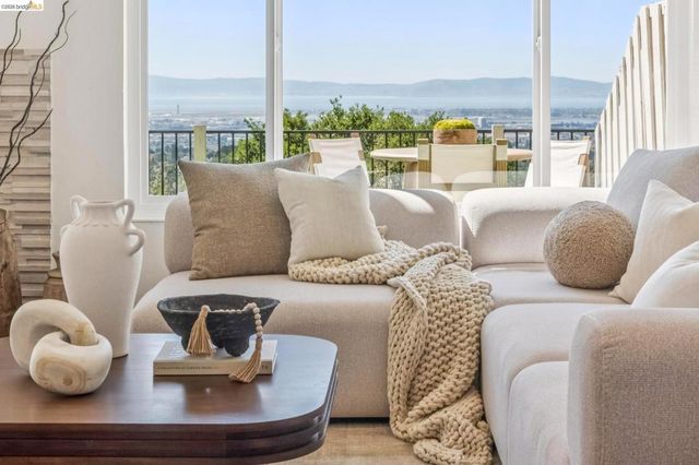 25 Graeagle, Oakland, CA 94605