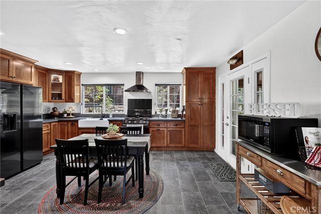 615 Grass Valley Rd, Lake Arrowhead, CA 92352