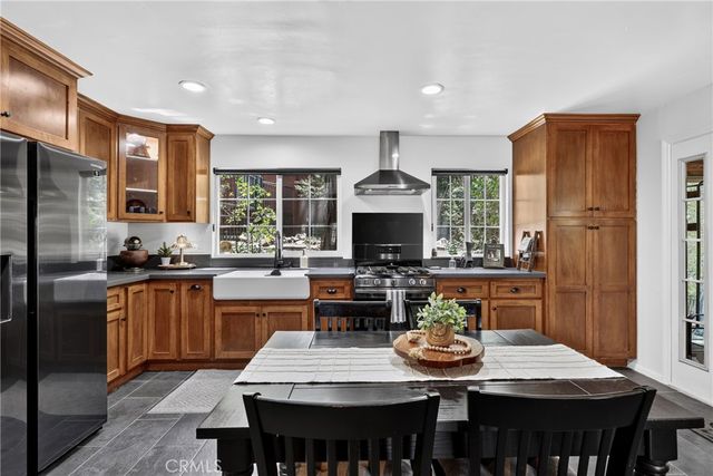 615 Grass Valley Rd, Lake Arrowhead, CA 92352