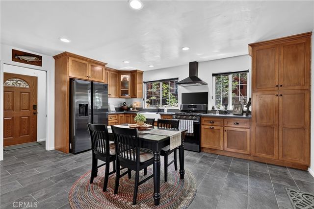 615 Grass Valley Rd, Lake Arrowhead, CA 92352