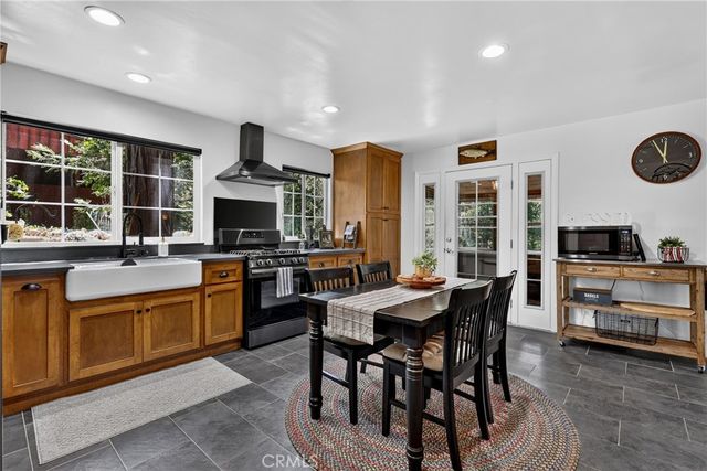 615 Grass Valley Rd, Lake Arrowhead, CA 92352
