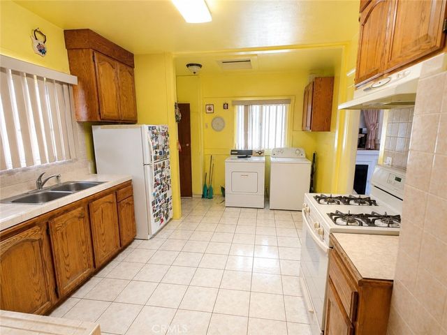537 W 49th Place, Los Angeles, CA 90037