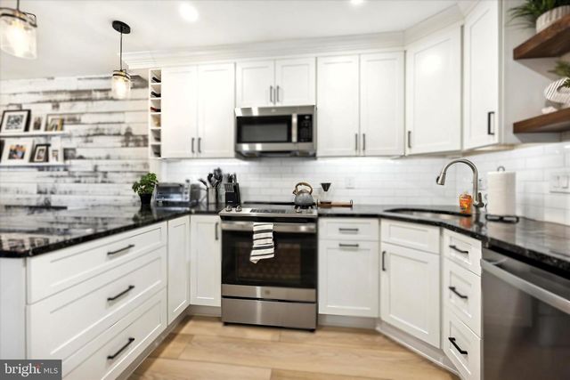 53 PAMELA CT, Levittown, PA 19057