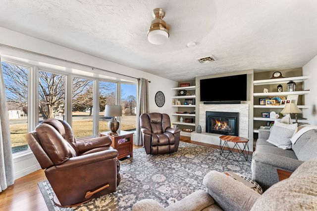 6008 92nd Avenue W, Taylor Ridge, IL 61284