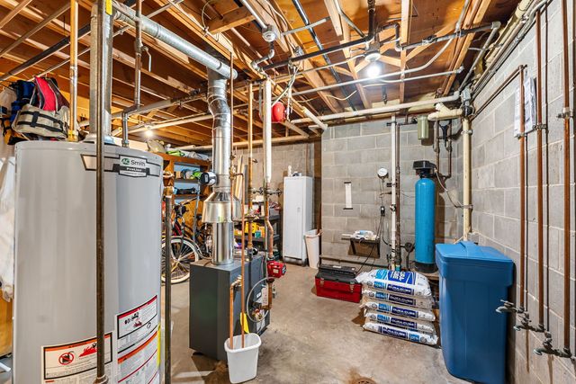 6008 92nd Avenue W, Taylor Ridge, IL 61284