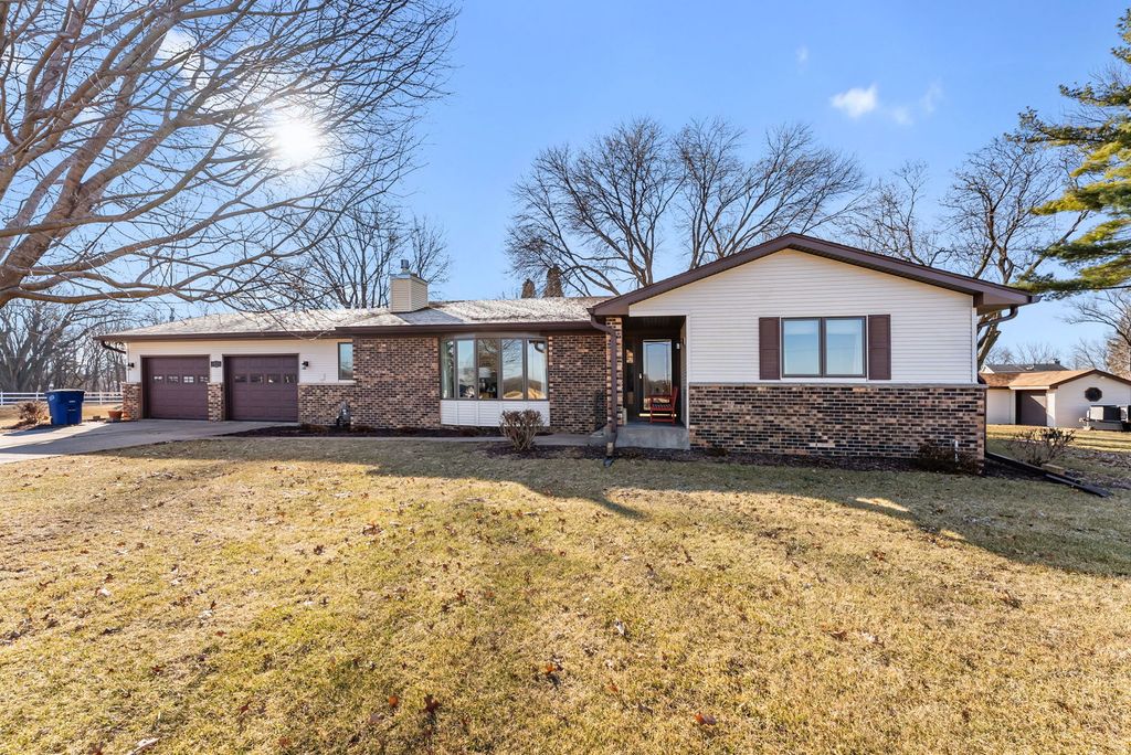 6008 92nd Avenue W, Taylor Ridge, IL 61284