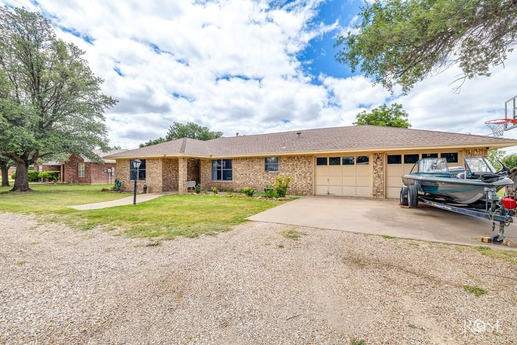 Image 1 of property listing at 606 Nichols St, Rowena, TX 76875