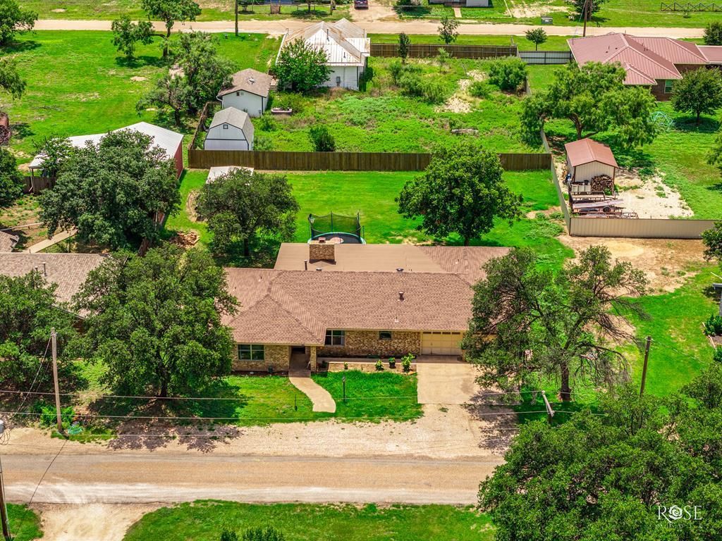 Image 2 of property listing at 606 Nichols St, Rowena, TX 76875