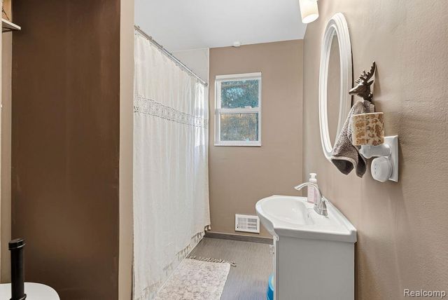 5216 S State Road, Goodrich, MI 48438