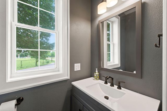 1132 N Farm Road 185, Springfield, MO 65802