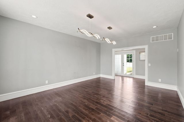 1132 N Farm Road 185, Springfield, MO 65802