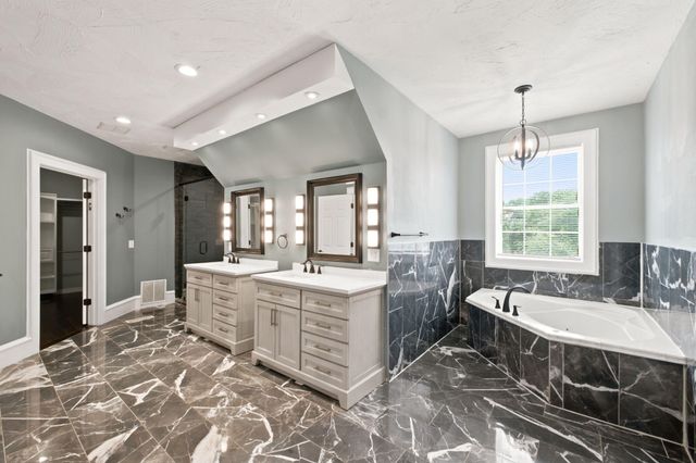 1132 N Farm Road 185, Springfield, MO 65802
