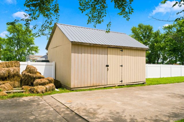 1132 N Farm Road 185, Springfield, MO 65802