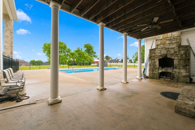 1132 N Farm Road 185, Springfield, MO 65802