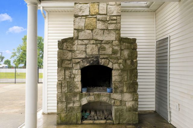 1132 N Farm Road 185, Springfield, MO 65802