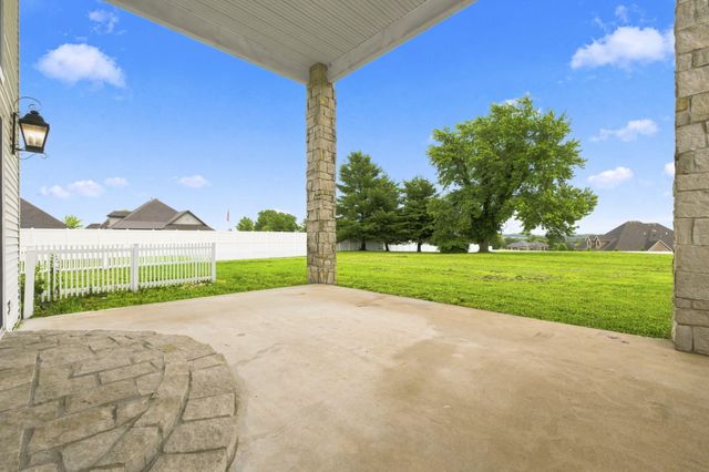 1132 N Farm Road 185, Springfield, MO 65802