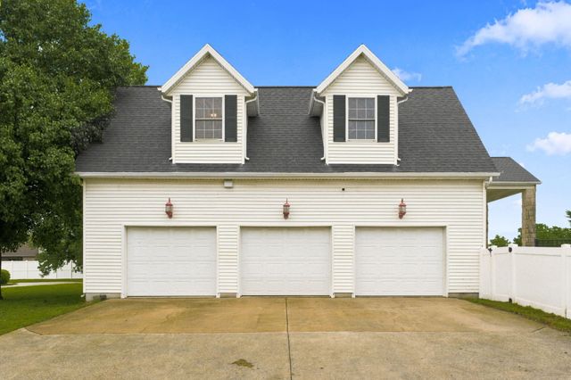 1132 N Farm Road 185, Springfield, MO 65802