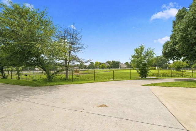 1132 N Farm Road 185, Springfield, MO 65802