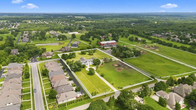 1132 N Farm Road 185, Springfield, MO 65802