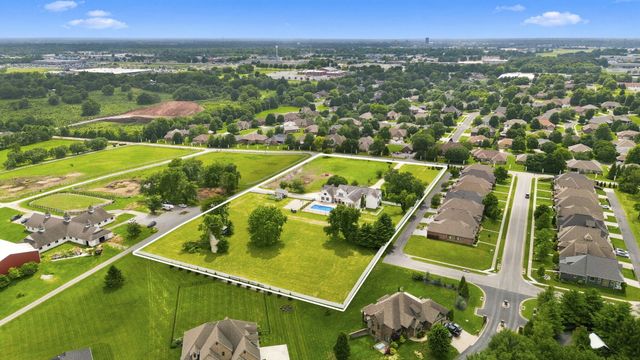 1132 N Farm Road 185, Springfield, MO 65802