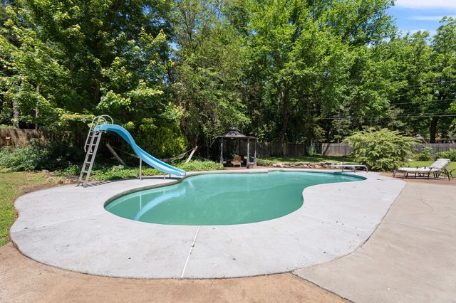 1021 Woodcrest Way, Grove, OK 74344