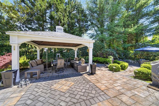 2 Tappanwood Drive, Locust Valley, NY 11560