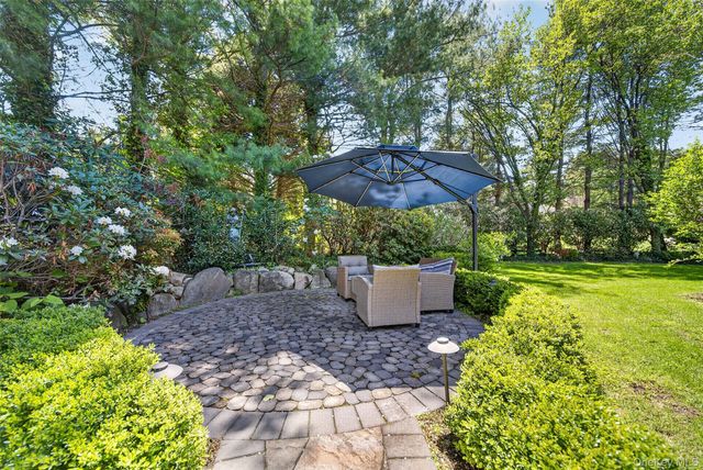 2 Tappanwood Drive, Locust Valley, NY 11560