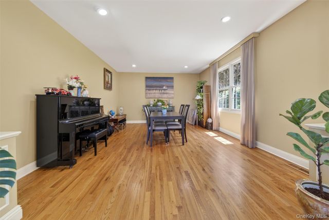 2 Tappanwood Drive, Locust Valley, NY 11560