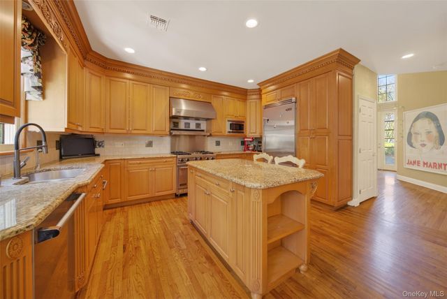 2 Tappanwood Drive, Locust Valley, NY 11560
