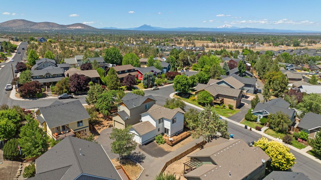 3564 SW Salmon Avenue, Redmond, OR 97756