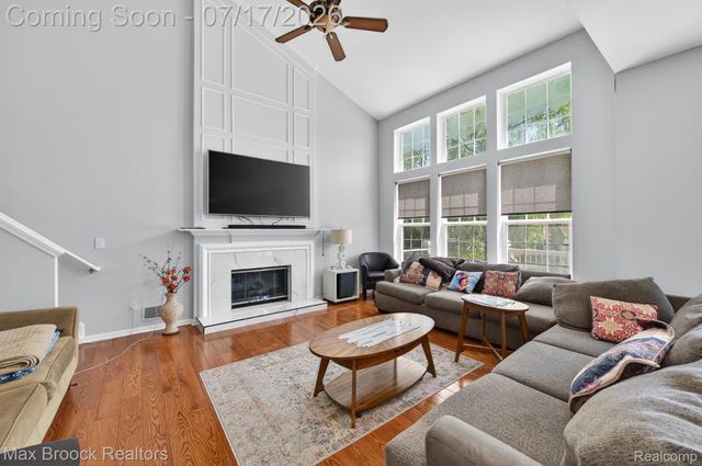 15034 Oak Knoll Court, Sterling Heights, MI 48312