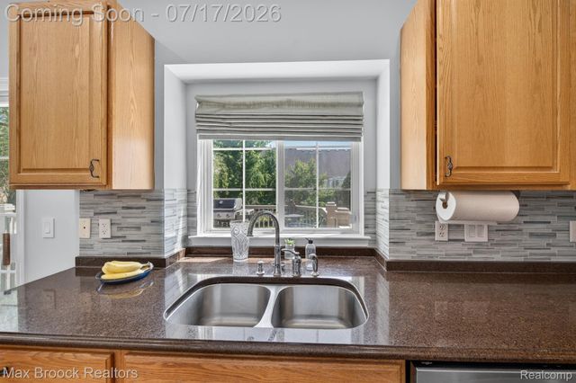 15034 Oak Knoll Court, Sterling Heights, MI 48312
