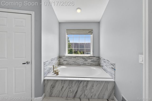 15034 Oak Knoll Court, Sterling Heights, MI 48312