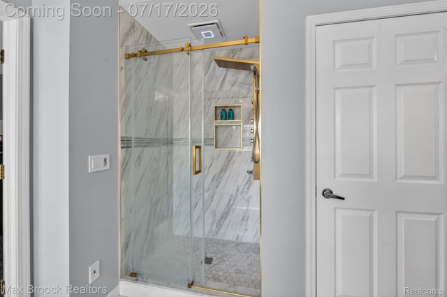 15034 Oak Knoll Court, Sterling Heights, MI 48312