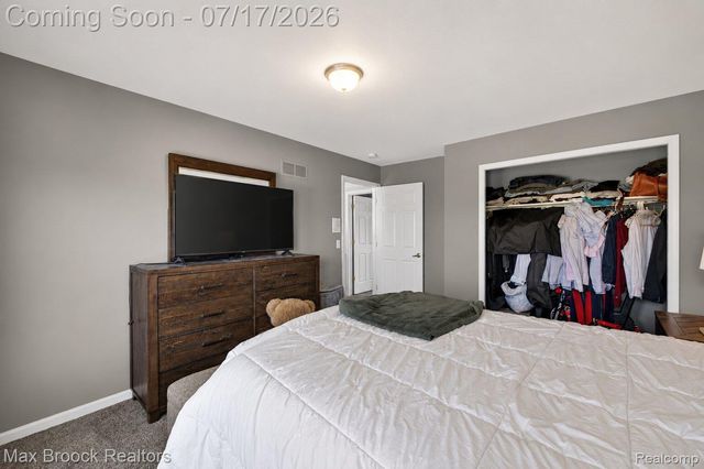 15034 Oak Knoll Court, Sterling Heights, MI 48312