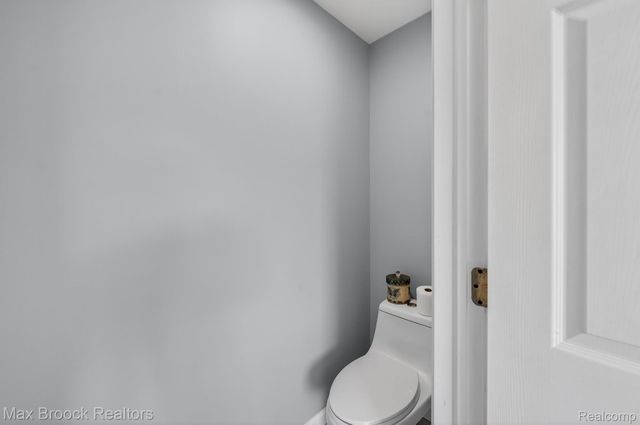 15034 Oak Knoll Court, Sterling Heights, MI 48312