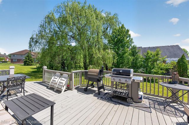 15034 Oak Knoll Court, Sterling Heights, MI 48312