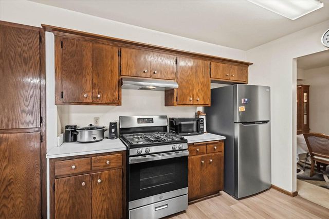 2517 W Chestnut ROAD, Mequon, WI 53092