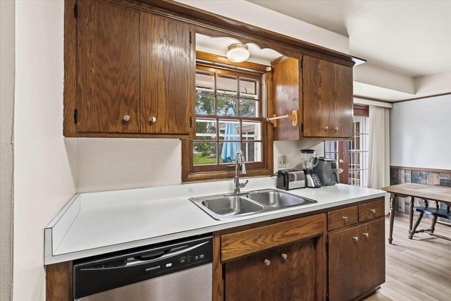 2517 W Chestnut ROAD, Mequon, WI 53092