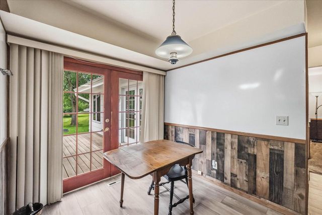 2517 W Chestnut ROAD, Mequon, WI 53092