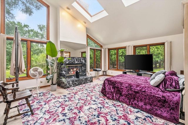 2517 W Chestnut ROAD, Mequon, WI 53092