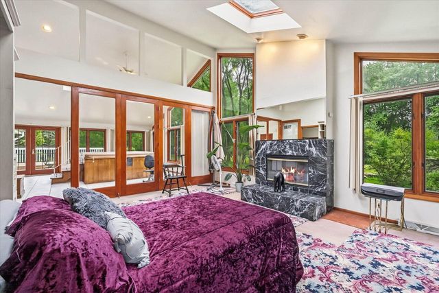 2517 W Chestnut ROAD, Mequon, WI 53092
