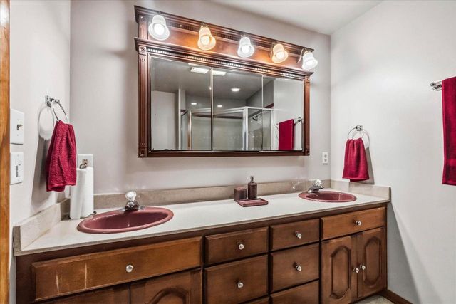 2517 W Chestnut ROAD, Mequon, WI 53092