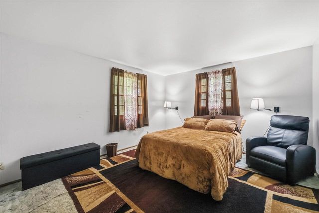 2517 W Chestnut ROAD, Mequon, WI 53092