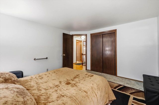 2517 W Chestnut ROAD, Mequon, WI 53092