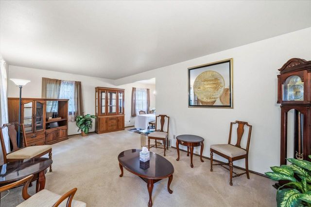 2517 W Chestnut ROAD, Mequon, WI 53092