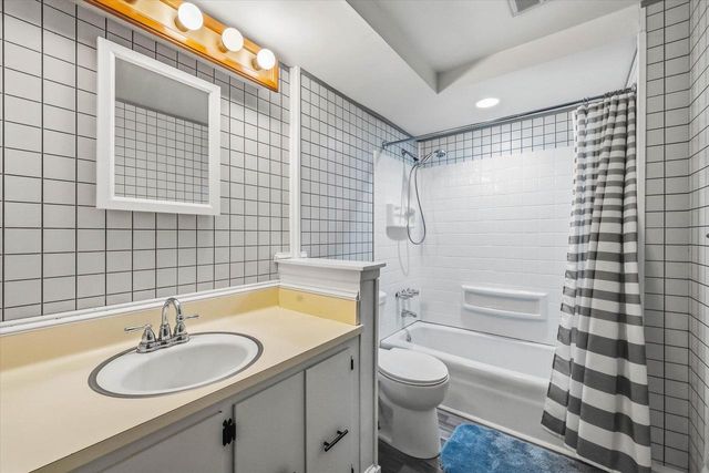 2517 W Chestnut ROAD, Mequon, WI 53092