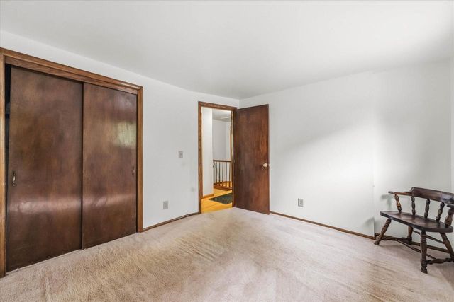 2517 W Chestnut ROAD, Mequon, WI 53092