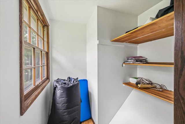 2517 W Chestnut ROAD, Mequon, WI 53092